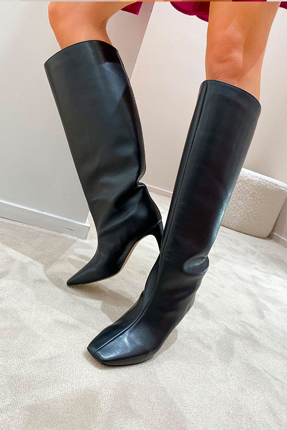 Ovyé - Black boot with wide leg in leather