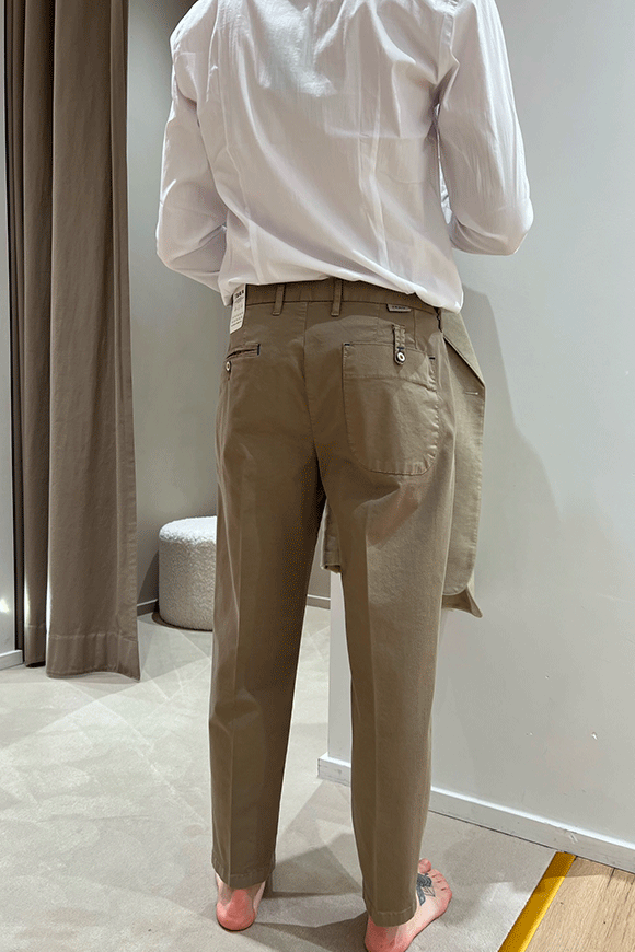 Berna - Pantalone chino tortora con pinces e tasche diverse sul retro