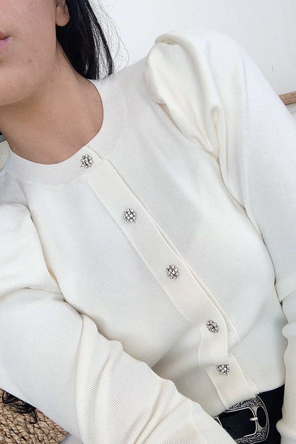 Vicolo - Cardigan bianco con spalle arricciate e bottoni gioiello