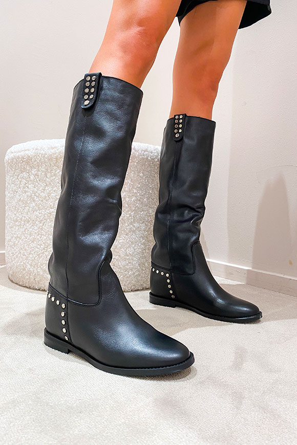 Ovyé - Black leather boot with wedge and studs