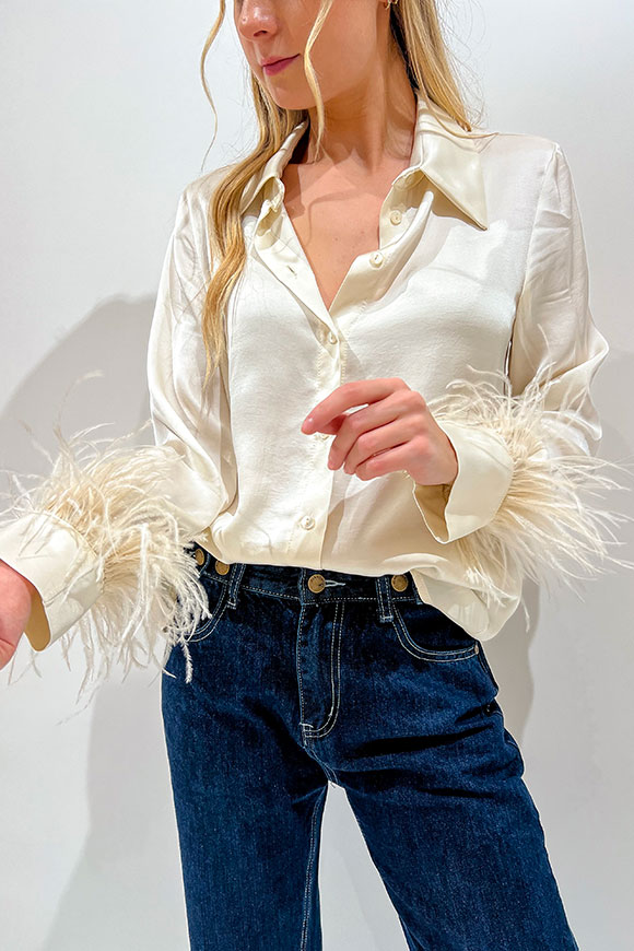 Tensione In - Butter satin shirt with feathers on the sleeve