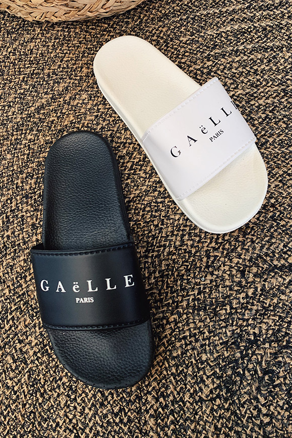 Gaelle - Black slippers with band
