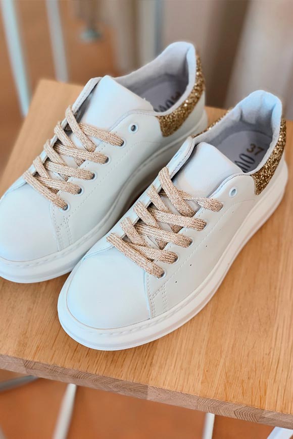 Ovyé - Sneakers bianche con tallone oro glitter