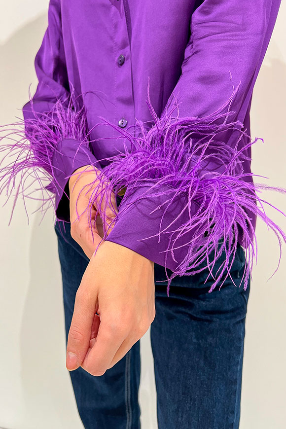 Tensione In - Purple satin shirt with feathers on the sleeve