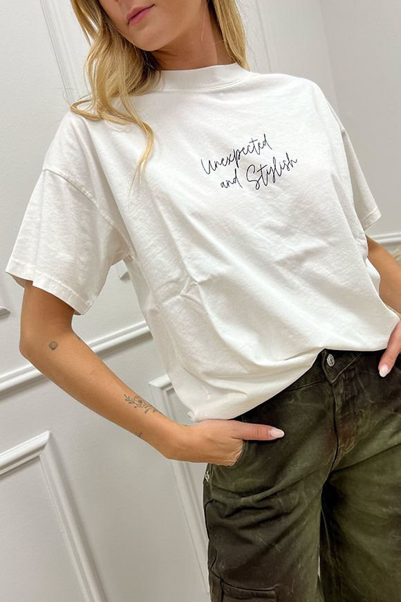 Vicolo - T shirt con scritta nera "unexpected and stylish"