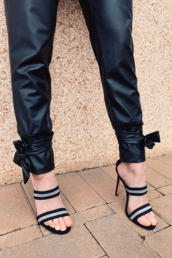 Kontatto - Pantaloni in ecopelle neri con fiocchi