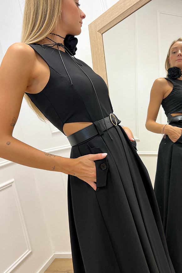 Vicolo - Vestito nero a pieghe con cut out e cintura