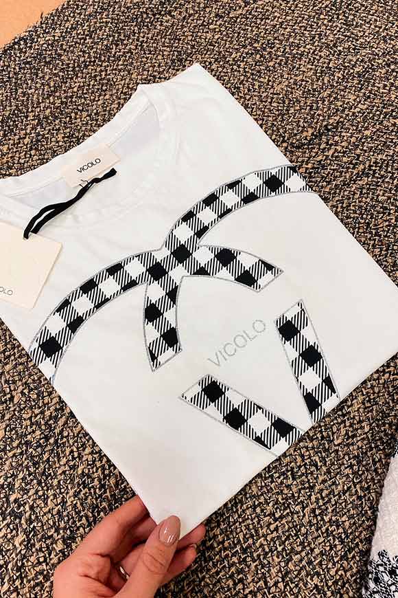 Vicolo - T shirt bianca con logo "Chanel" a quadri b&n