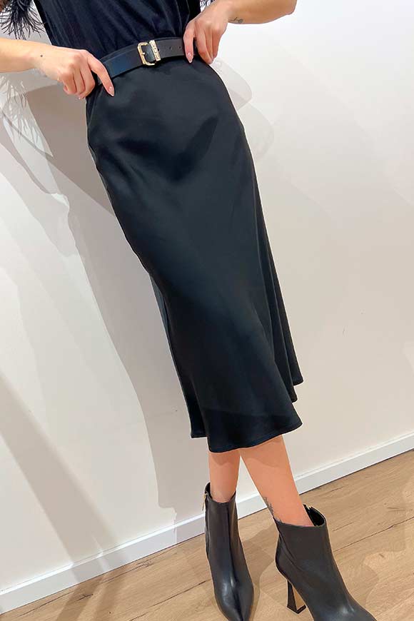 Vicolo - Black longuette skirt in satin flared at the bottom