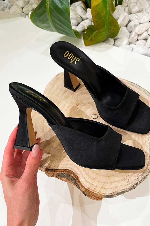 Ovyé - Black sandals with spool heel band