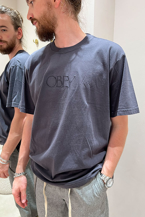 Obey - T shirt liquirizia con logo ricamato in tono sul davanti