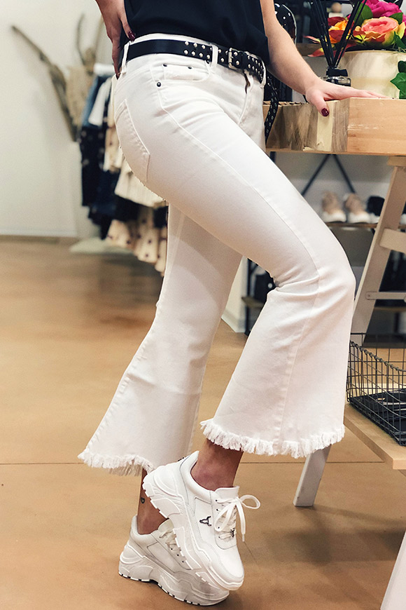 Vicolo - Jeans bianchi a zampa sfrangiati
