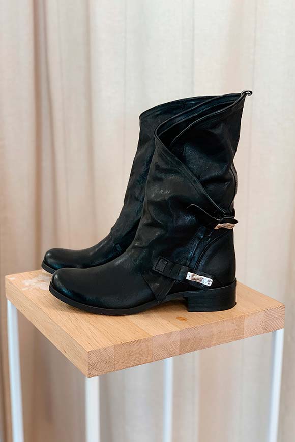 Ovyé - Black asymmetrical boots with buckles