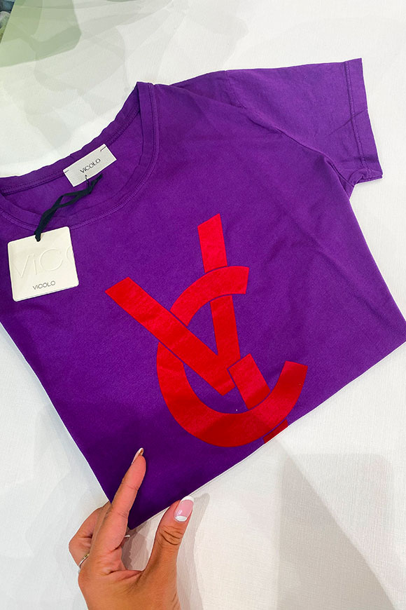 Vicolo - T shirt viola con scritta "VCL" rossa a contrasto