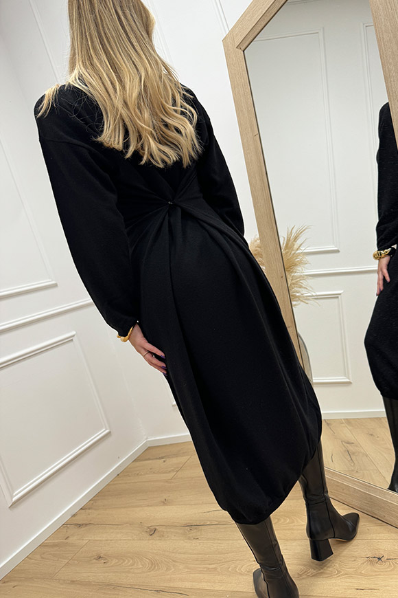 Kontatto - Vestito lungo nero con arriccio e bottone