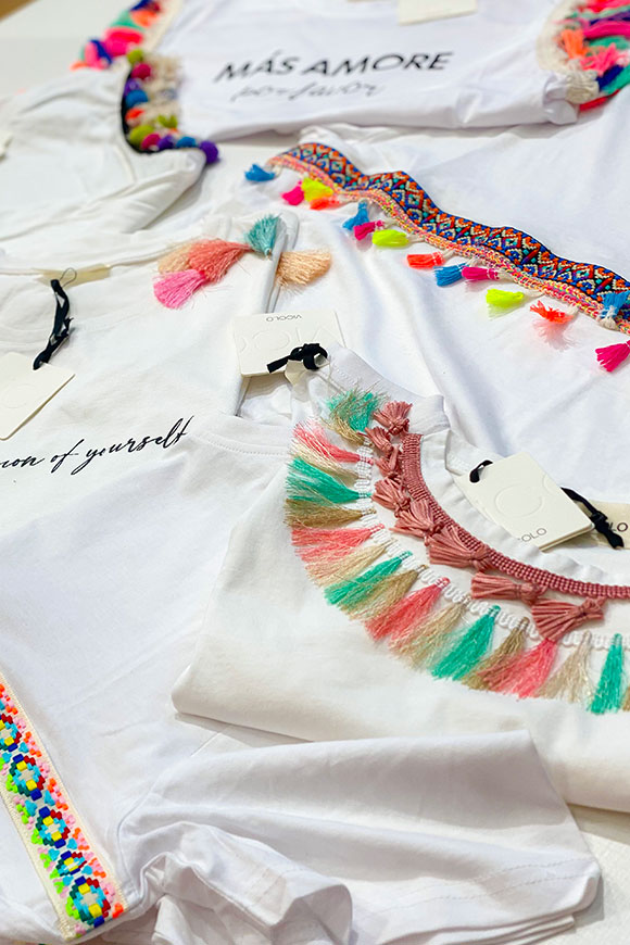 Vicolo - T-shirt with multicolor tassels and trimmings