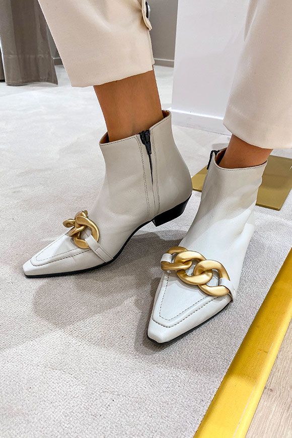 Ovyé - Pointed milk ankle boot with golden chain