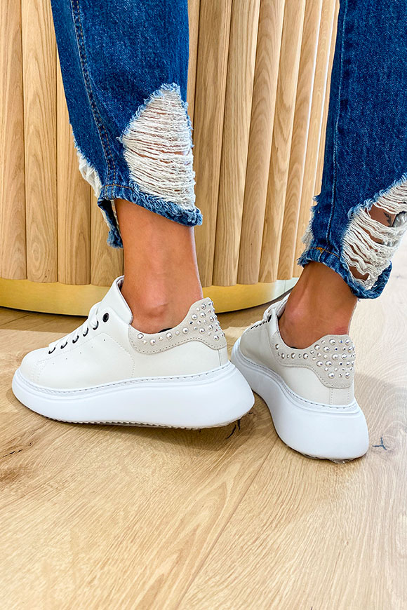 Ovyé - White sneakers with ice suede heel with silver studs