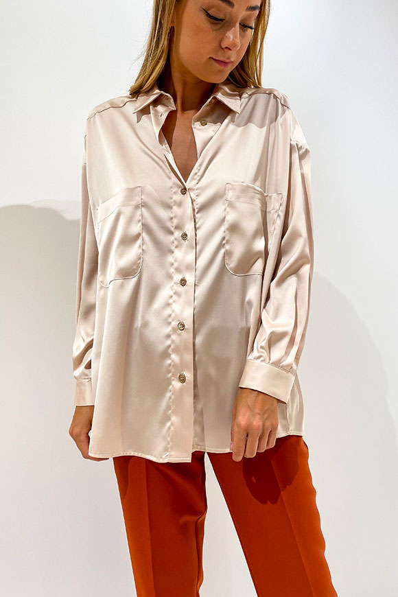 Vicolo - Oversized satin butter shirt with pockets