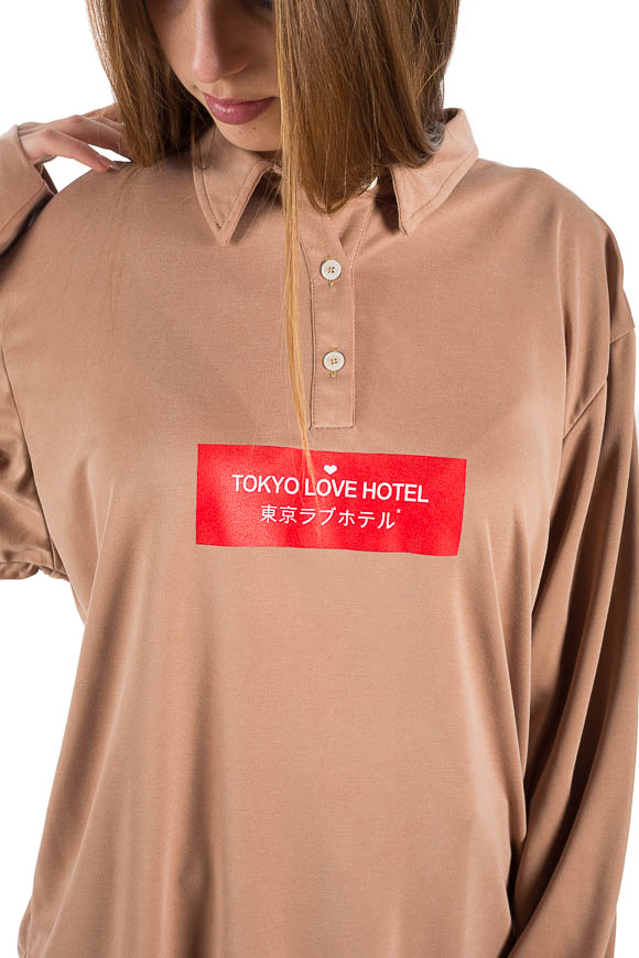 White - Beige polo shirt with contrasting red print