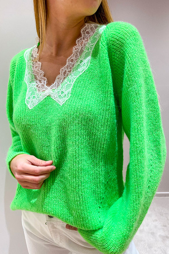 Vicolo - Neon green sweater with white lace collar