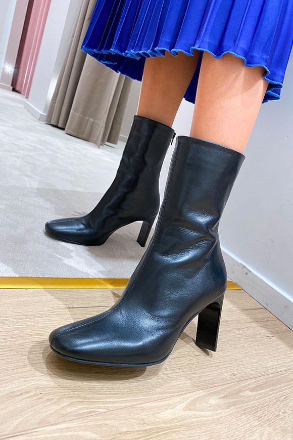 Ovyé - Black leather ankle boot with rectangular heel