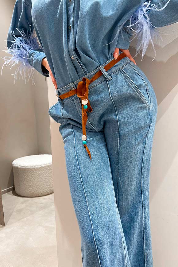 Tensione In - Jeans lavaggio chiaro a zampa sfrangiato con cinturina