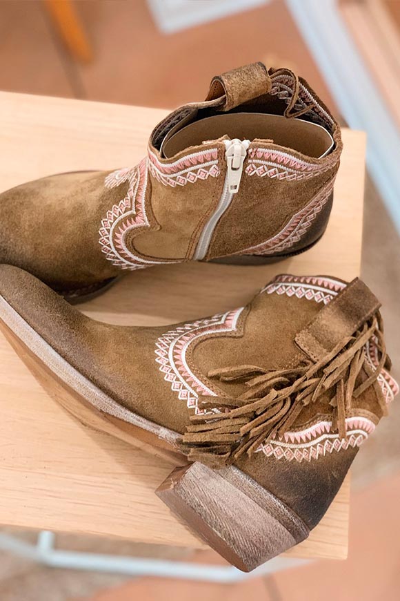 Ovyé - Brown Texans with pink embroidery and fringes