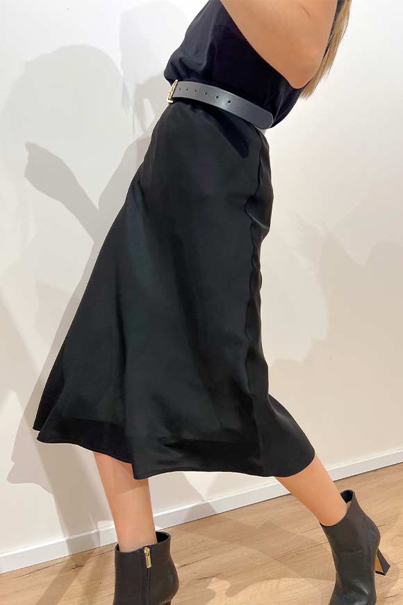 Vicolo - Black longuette skirt in satin flared at the bottom