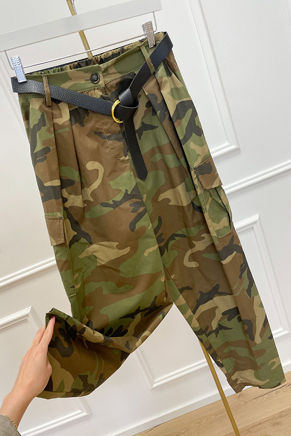 Tensione In - Pantaloni cargo camouflage con cintura