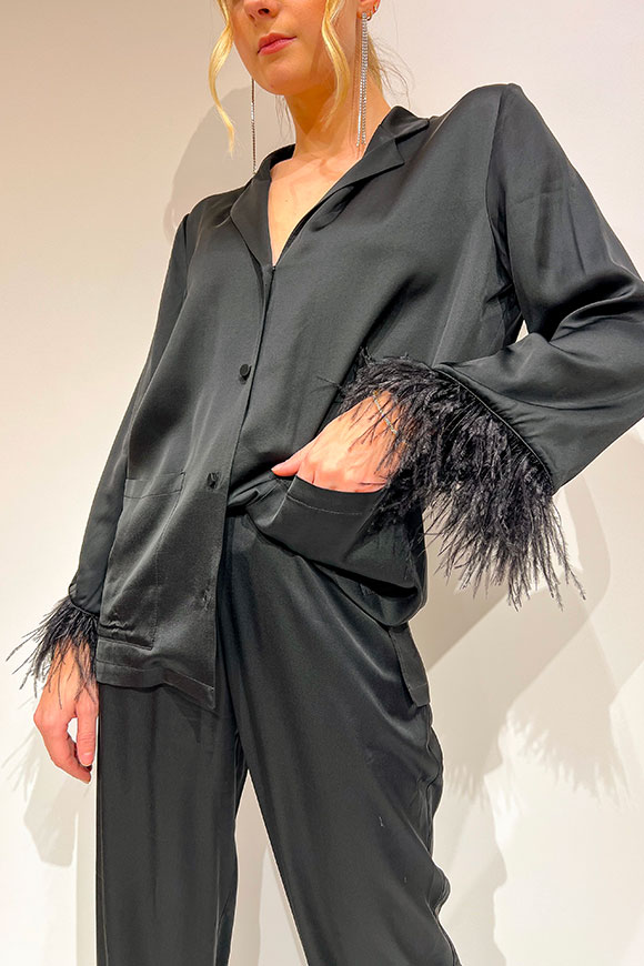 Vicolo - Camicia nera stile pigiama con piume sulla manica