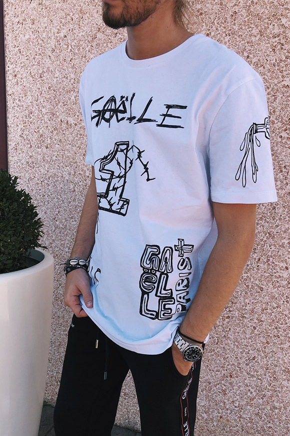Gaelle - T shirt bianca con graffiti