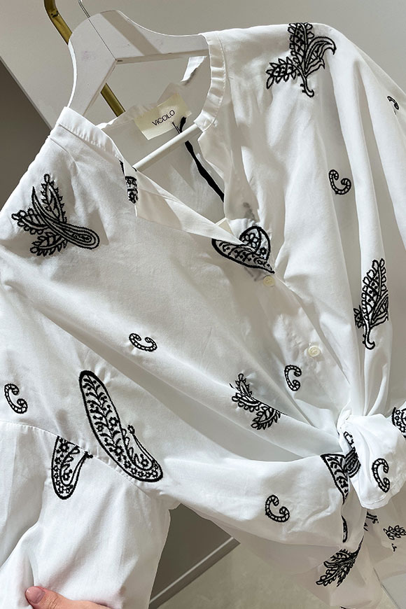 Vicolo - Camicia bianca con ricamo cashmere nero in cotone
