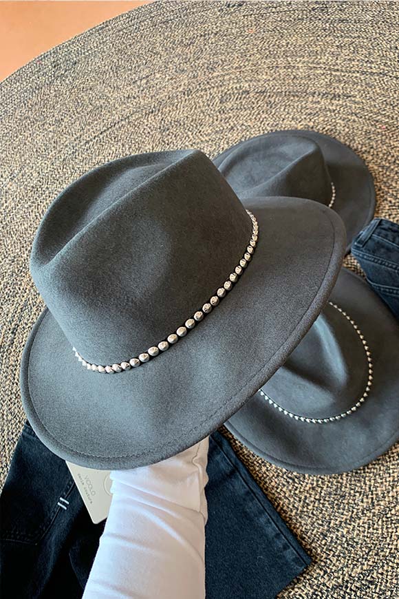 Dixie - Dove gray hat with studs