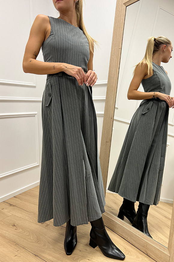 Vicolo - Vestito gessato grigio a pieghe con cut out e cintura