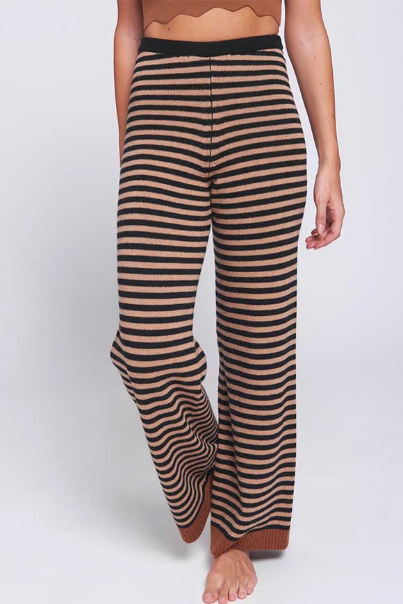 Vicolo - Pantaloni in maglia a righe strette cammello/nero