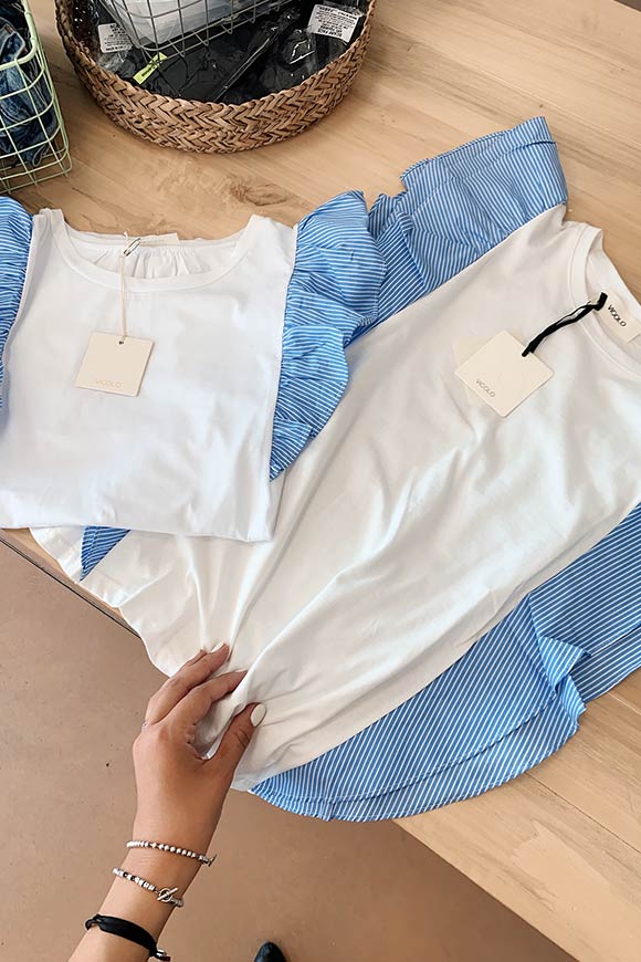 Vicolo - T shirt bianca con volant azzurri a righe bianche su maniche e fianchi
