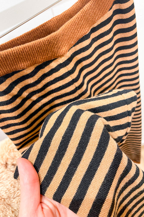 Vicolo Bambina - Pantaloni in maglia rigati cammello e nero