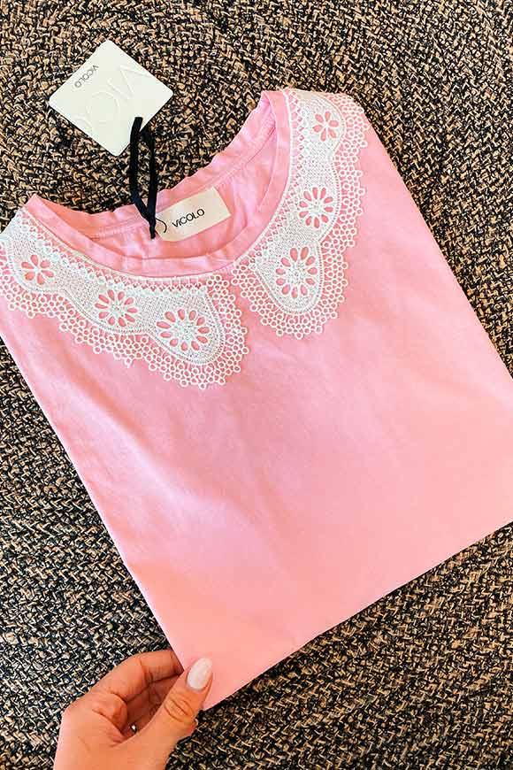 Vicolo - T shirt rosa con colletto in pizzo macramè