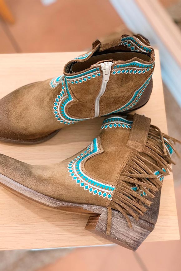 Ovyé - Brown Texans with blue embroidery and fringes