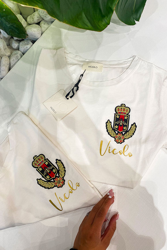 Vicolo - T shirt bianca basica con patch e scritta oro "Vicolo"