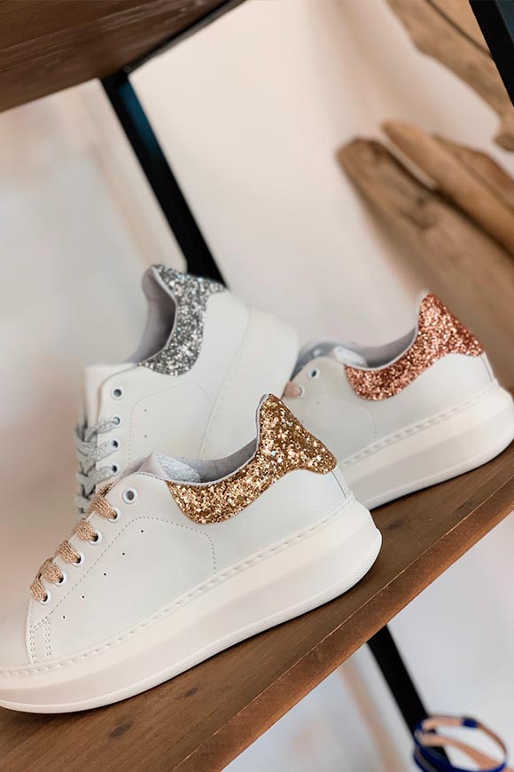 Ovyé - White sneakers with gold glitter heel