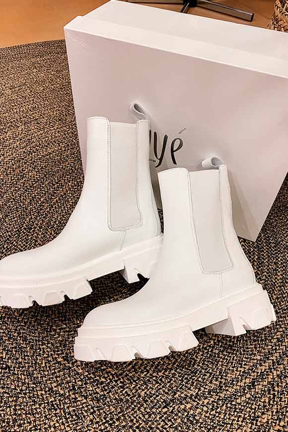 Ovyé - White Beatles ankle boots with leather track sole