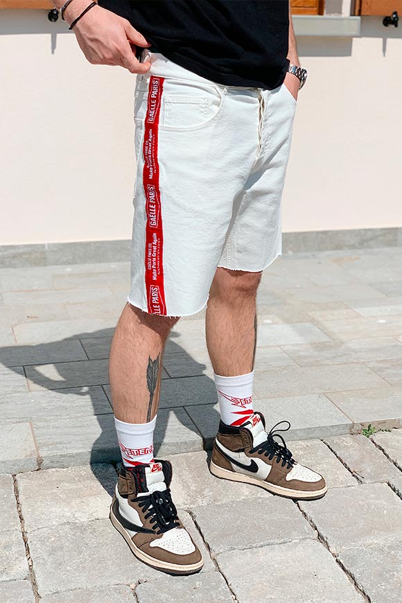 Gaelle - Pantaloncini jeans bianchi con bande logo rosse
