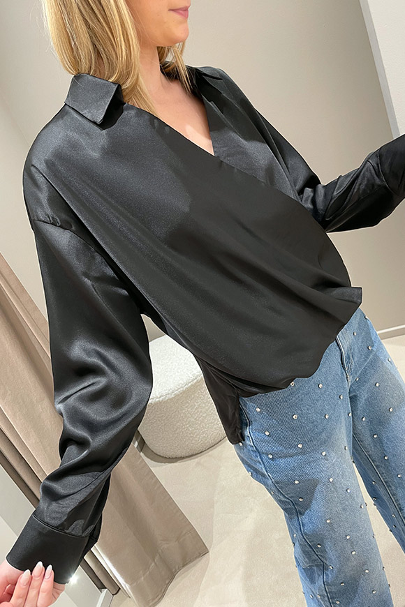 The Lulù - Camicia nera scollata a portafoglio