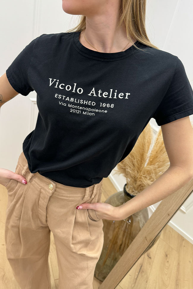 Vicolo - T shirt nera con ricamo "Vicolo Atelier"