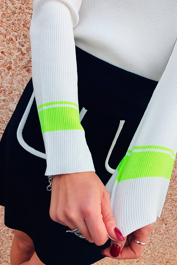 Kontatto - White sweater with yellow fluo band