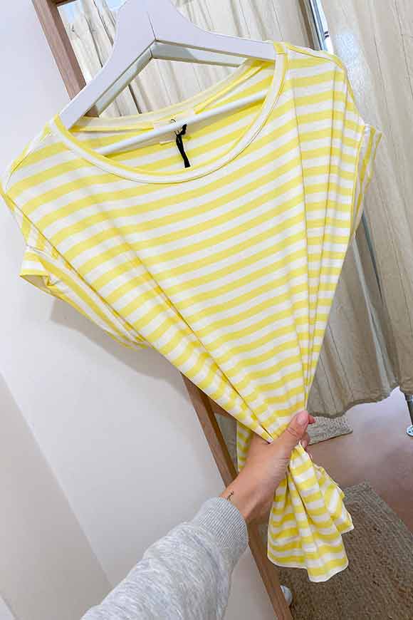 Vicolo - T shirt scatoletta viscosa a righe gialla e bianca