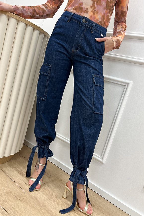 Kontatto - Jeans cargo blu con laccio alla caviglia