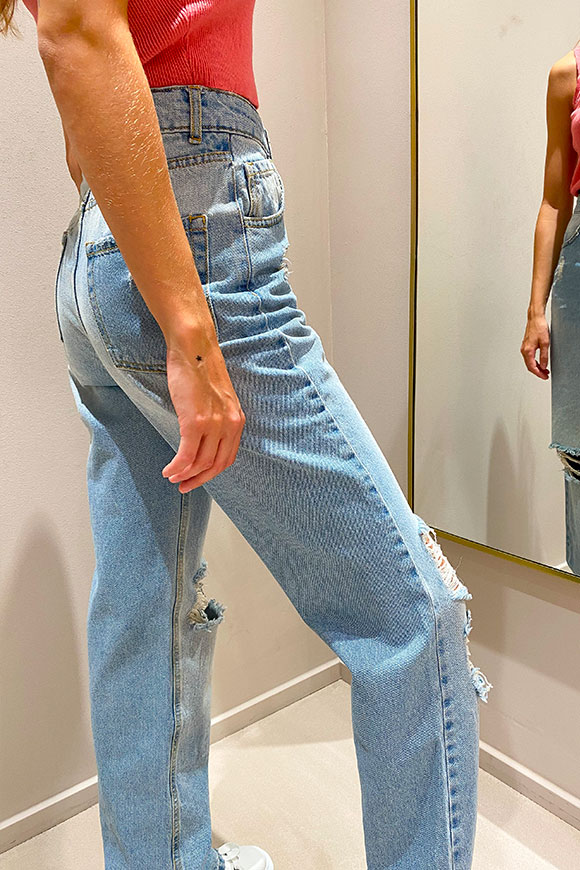 Kontatto - Jeans wide leg in denim chiaro con rotture